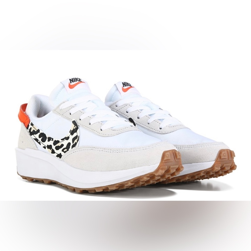 NIKE WOMENS SIZE 8